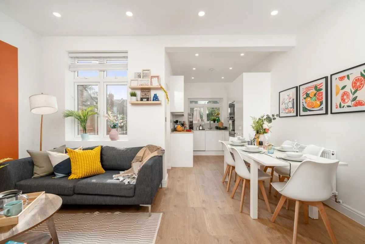 Image 3 of Large 4BR Contractor-Friendly House – Sleeps 10 – Free parking – North London
