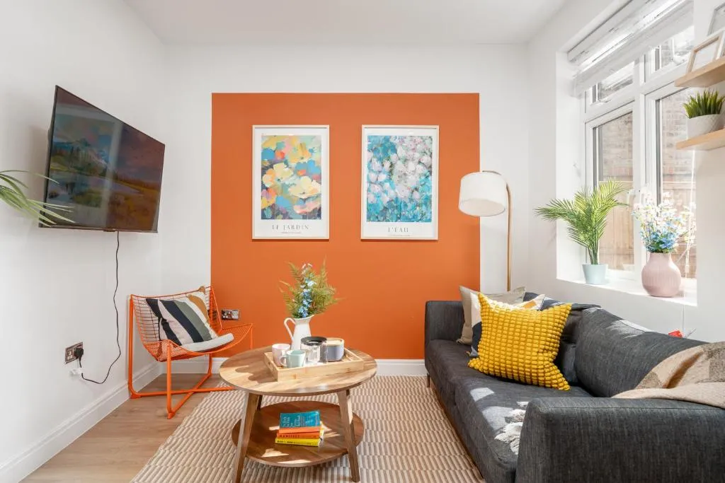 Large 4BR Contractor-Friendly House – Sleeps 10 – Free parking – North London