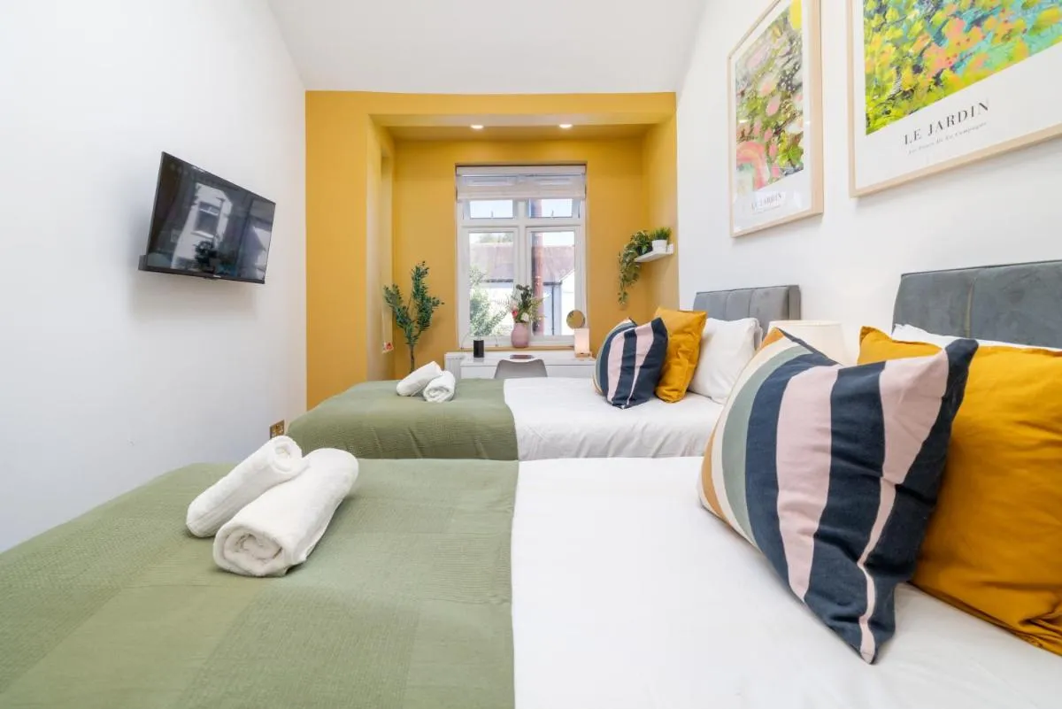 Image 5 of Large 4BR Contractor-Friendly House – Sleeps 10 – Free parking – North London