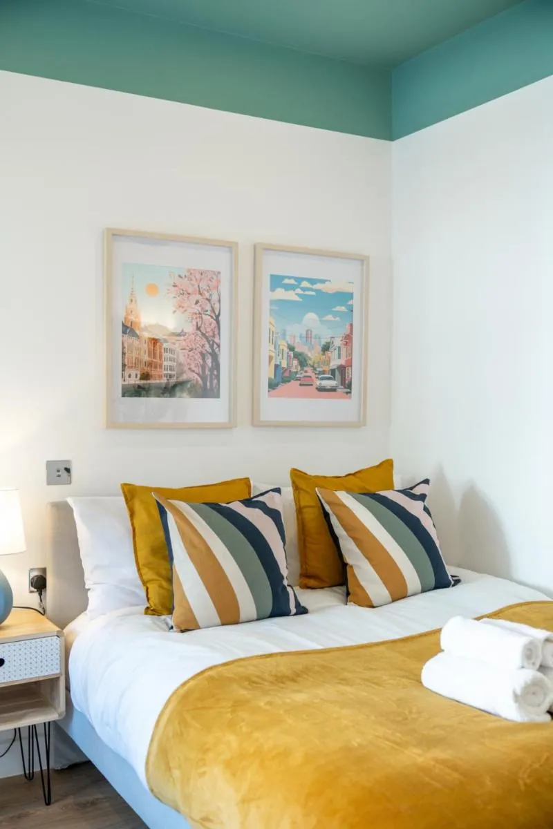 Image 4 of Large 4BR Contractor-Friendly House – Sleeps 10 – Free parking – North London