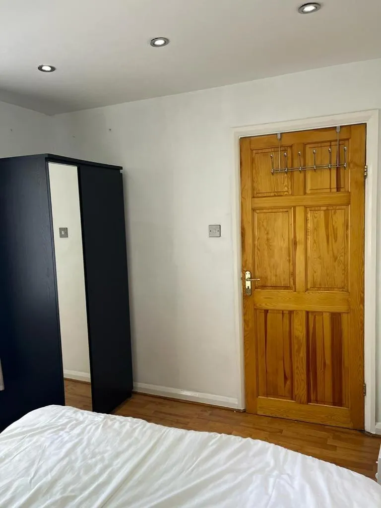 Image 5 of Large Double Bedroom with free on site parking