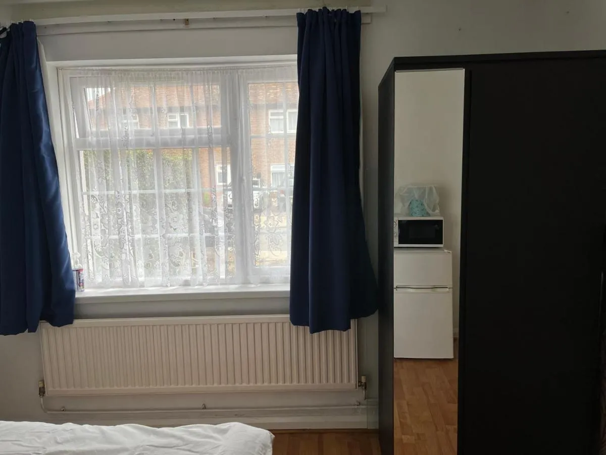 Image 3 of Large Double Bedroom with free on site parking