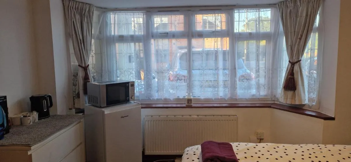 Image 5 of Large Double room near London Heathrow Airport