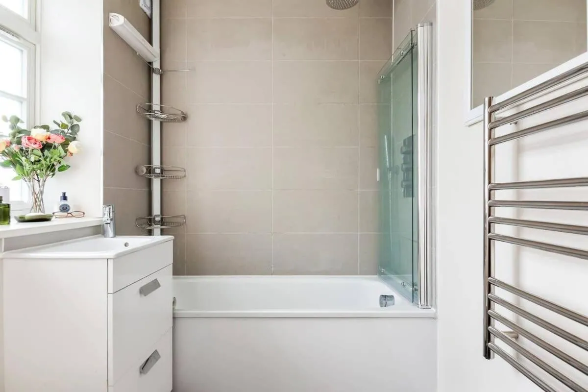 Image 3 of Large Luxury Studio in Heart of Richmond