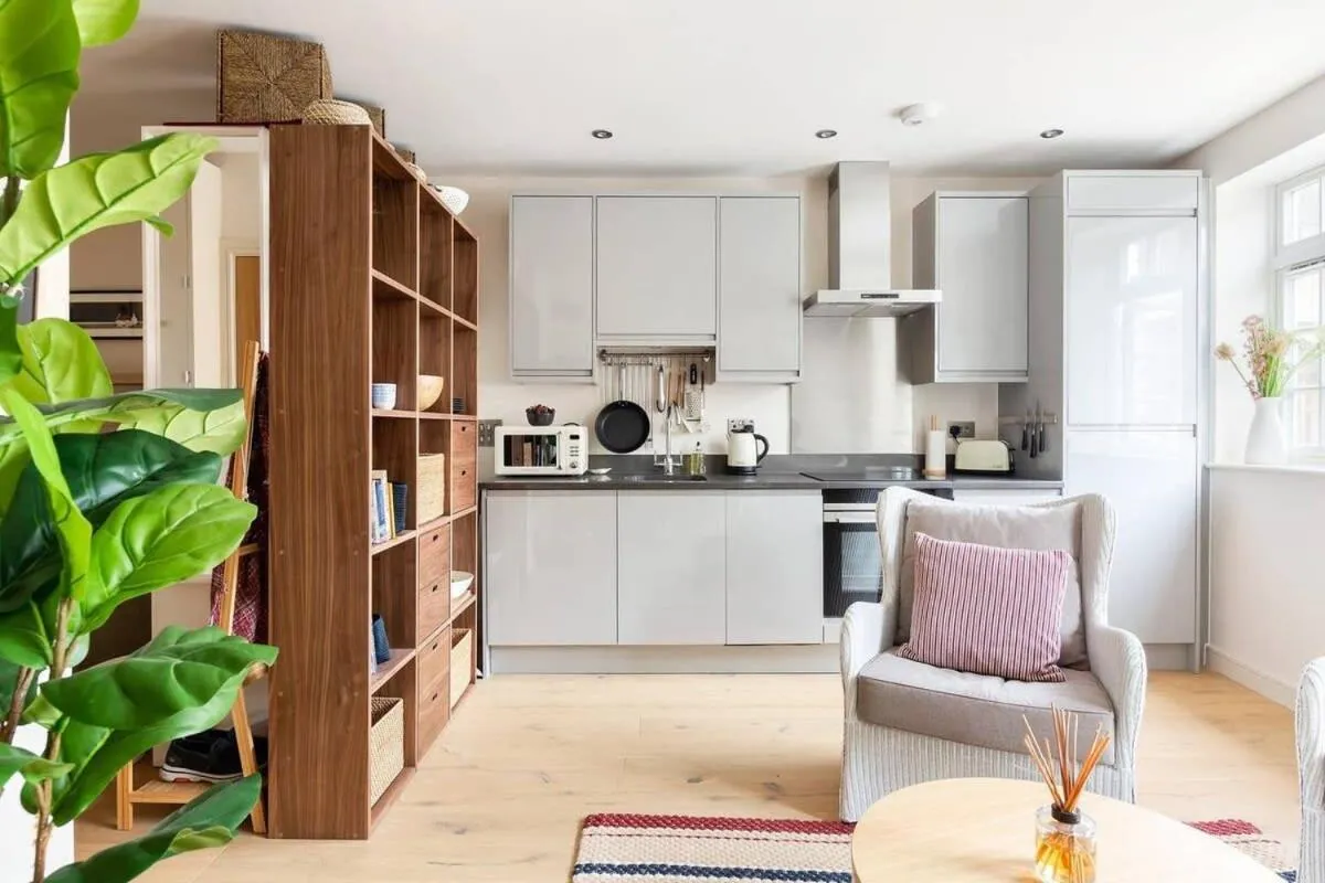 Image 4 of Large Luxury Studio in Heart of Richmond