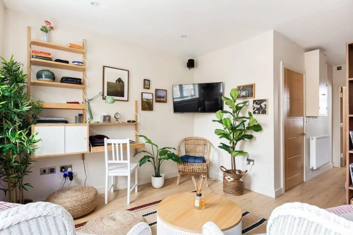 Image 5 of Large Luxury Studio in Heart of Richmond