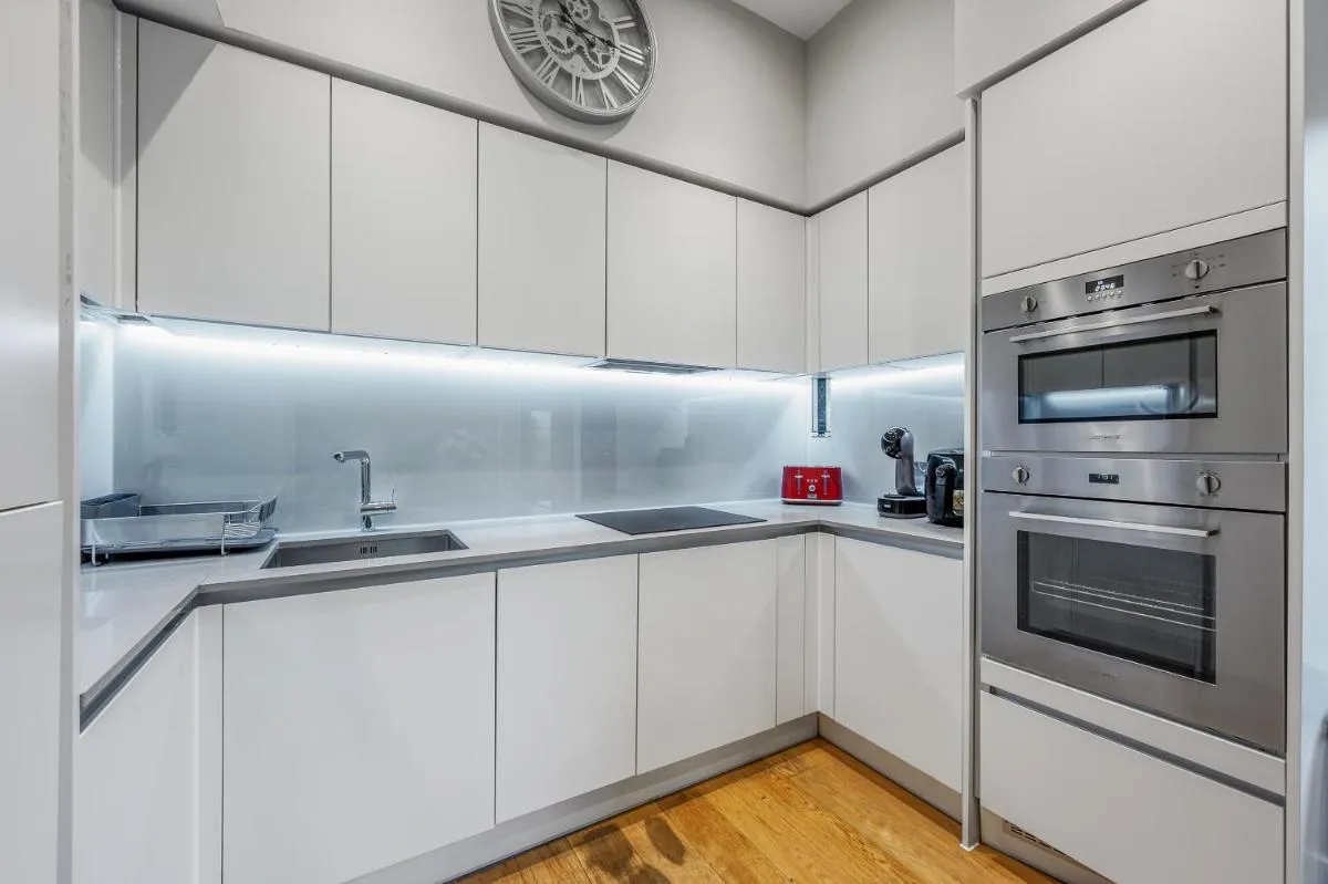 Image 4 of Large Modern One Bedroom Apartment (nearly 800 ft)