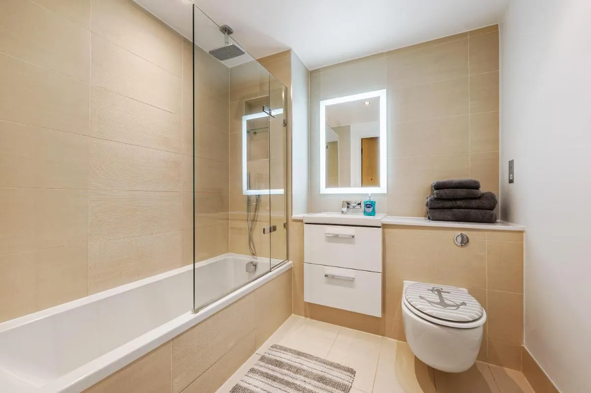 Image 3 of Large Modern One Bedroom Apartment (nearly 800 ft)