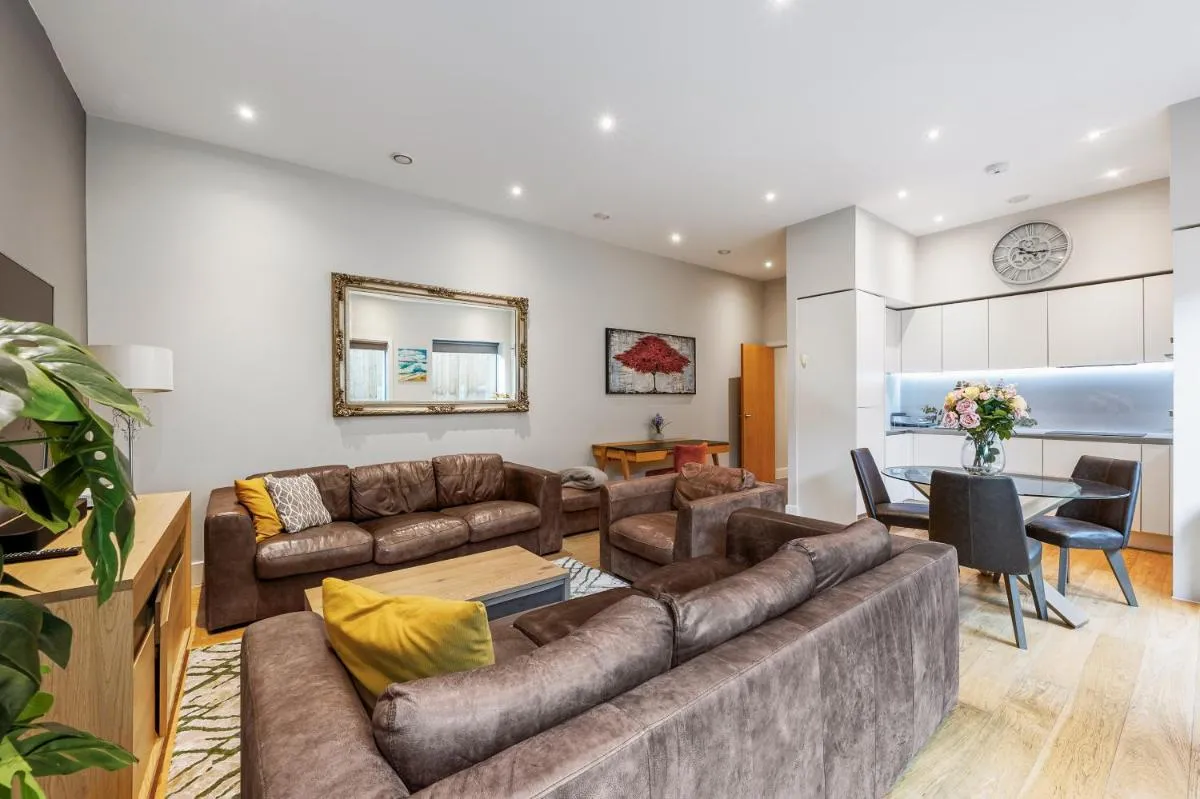 Image 5 of Large Modern One Bedroom Apartment (nearly 800 ft)