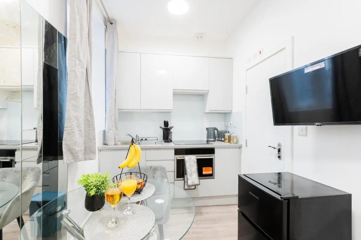 Image 4 of Large Studio Apartment 30 mins to Oxford Street (B)
