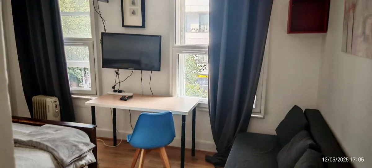 Image 3 of Large Studio Flat in Bayswater