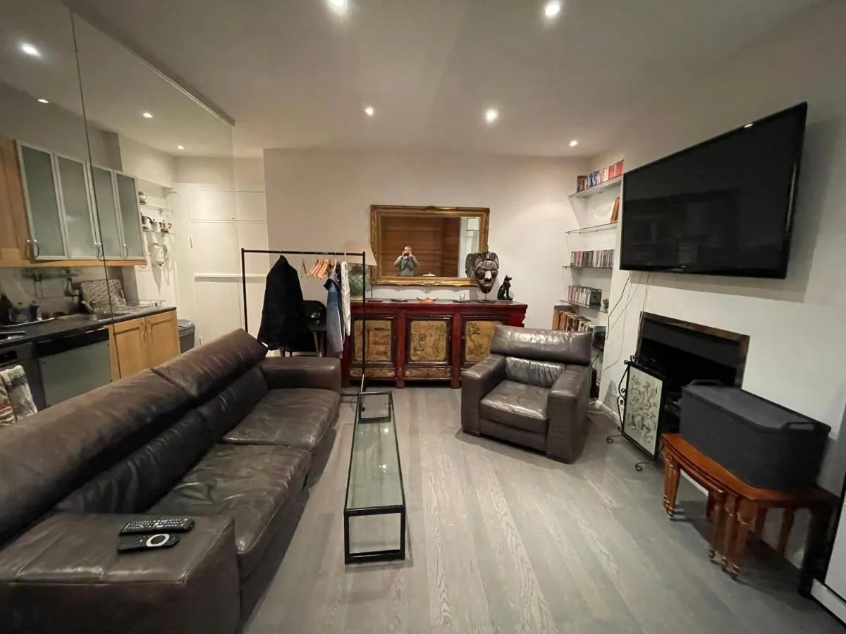 Image 3 of Large Studio flat in Kensington