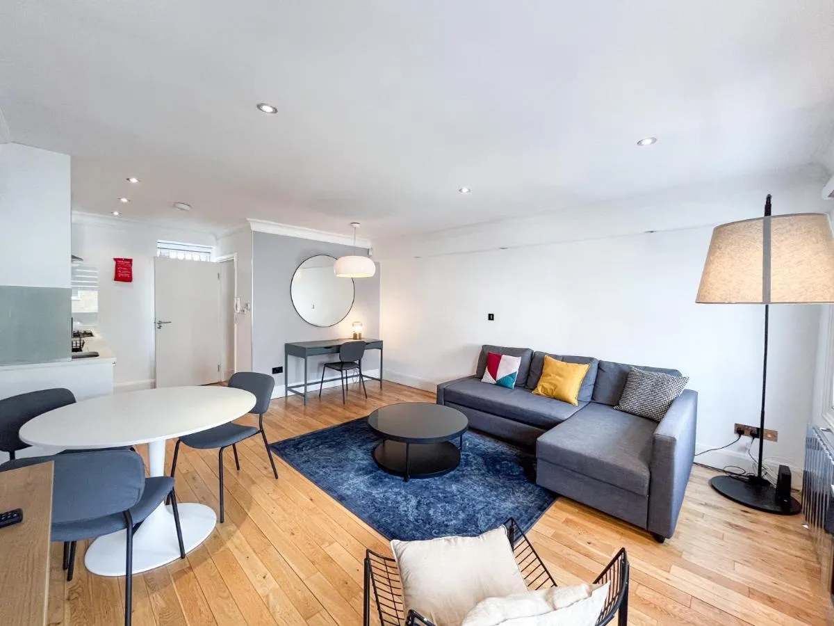Image 3 of Large and very stylish apartment P1