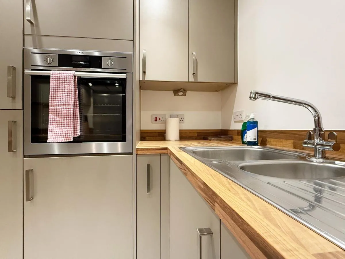 Image 3 of Laura’s modern 1 bed apartment in Wimbledon