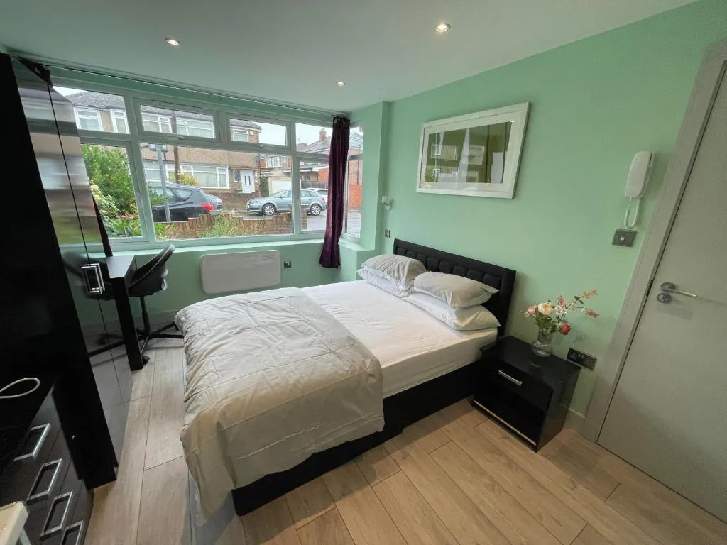 Image 1 of Letzi Ensuite, 15 Min to Heathrow, Fast WiFi