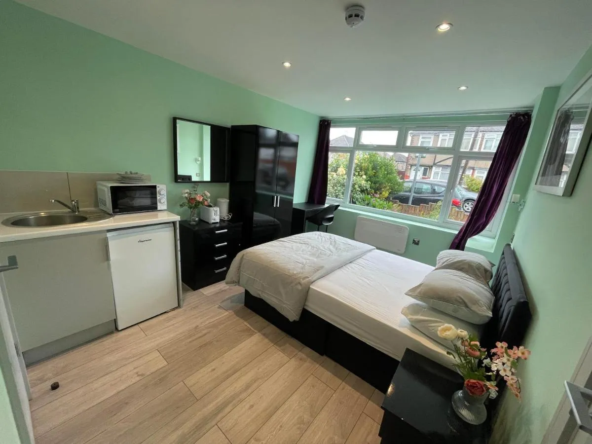 Image 3 of Letzi Ensuite, 15 Min to Heathrow, Fast WiFi