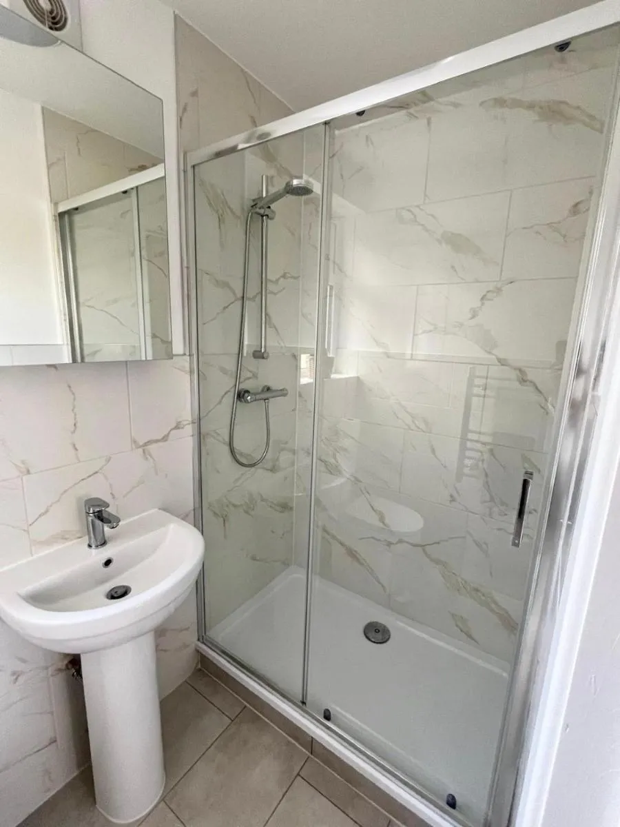 Image 3 of Light & Airy Annexe