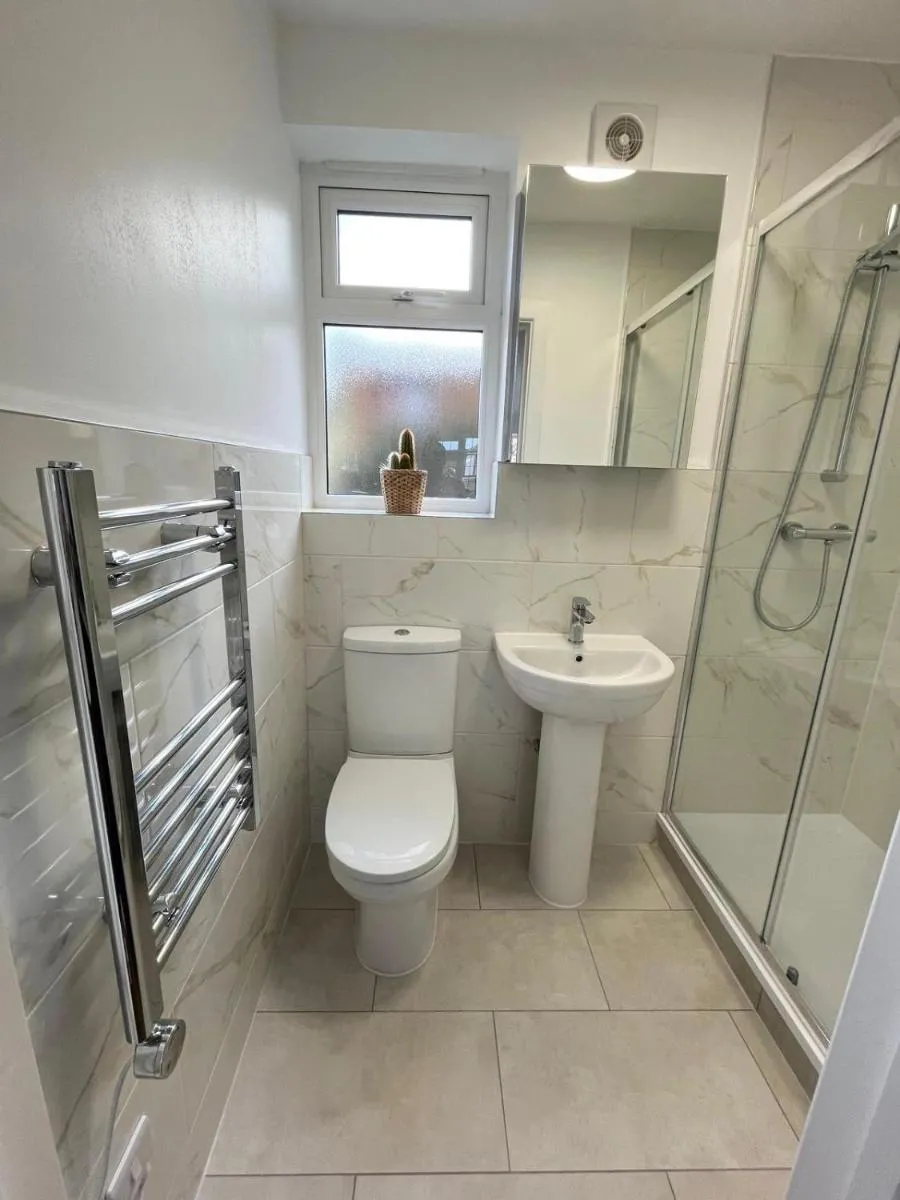 Image 4 of Light & Airy Annexe