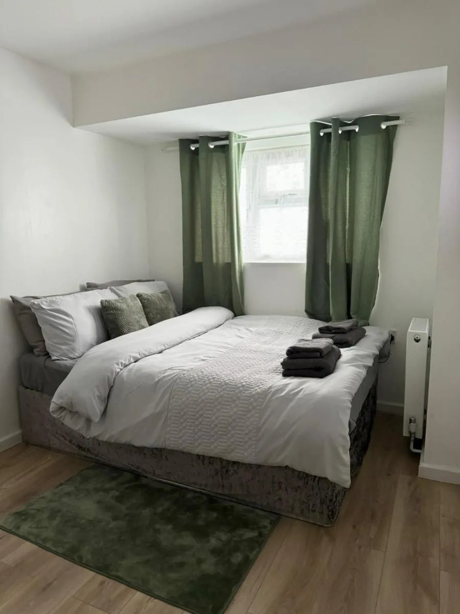 Image 4 of Light & Lamp, En-Suite Studio, in Woolwich