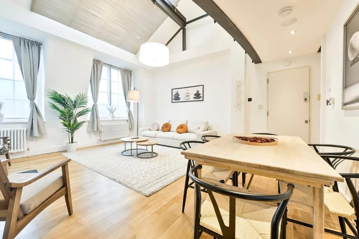 Image 3 of Light and Airy Central London Apartment