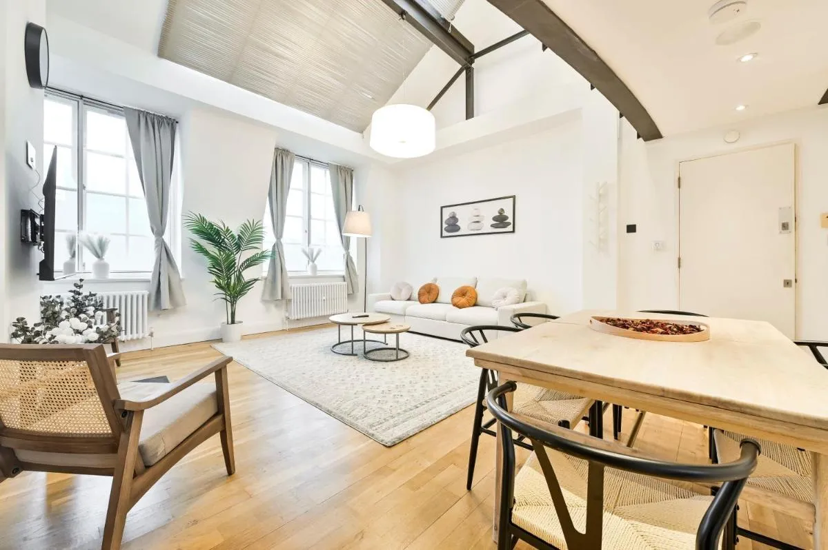 Image 4 of Light and Airy Central London Apartment