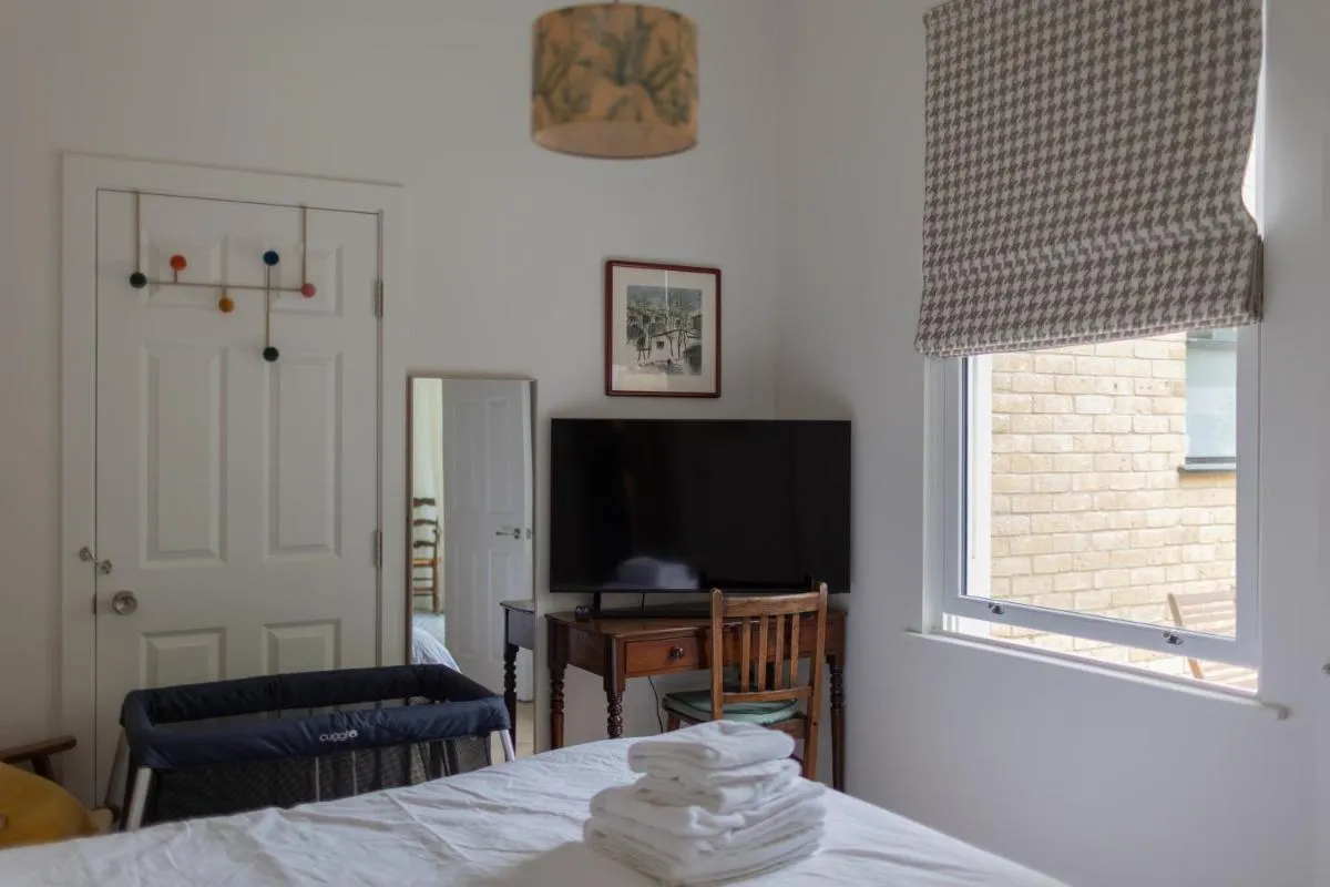 Image 3 of Lin Song House South London Garden Room Getaway