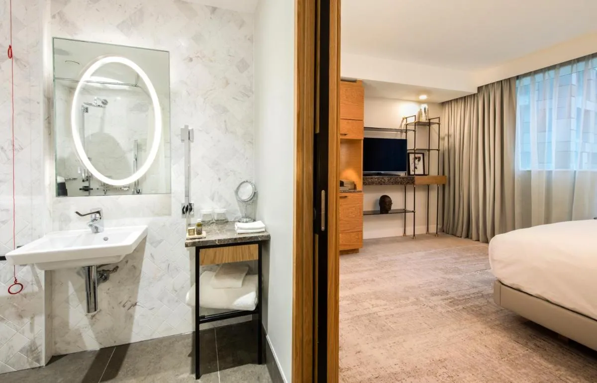 Image 3 of Lincoln Plaza Hotel London, Curio Collection By Hilton