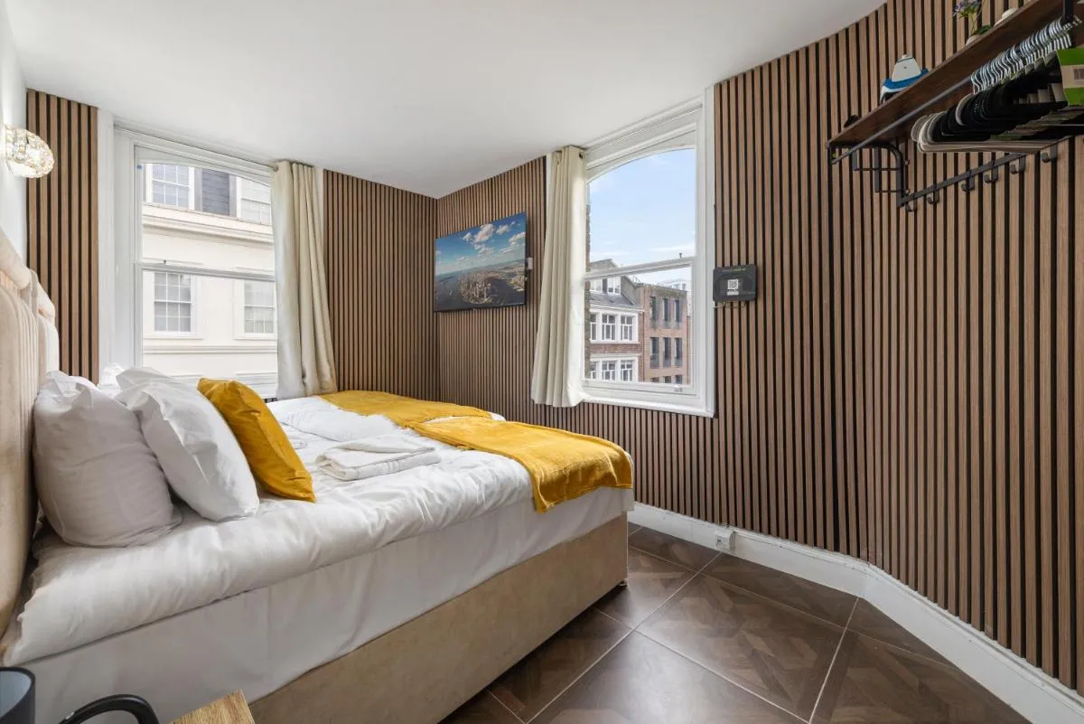 Image 5 of Lively Soho Studios and 2 Bedroom In the Heart of Londons Nightlife No Lift GSG