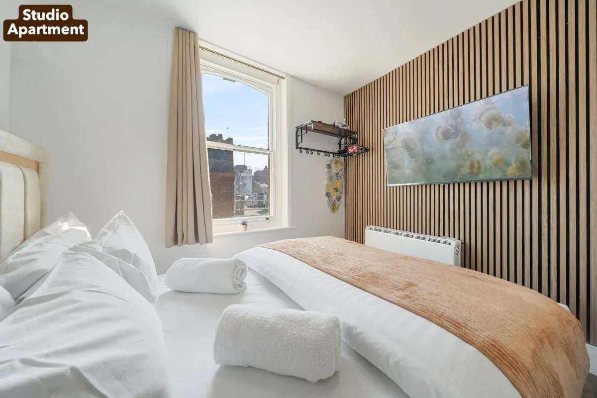 Image 2 of Lively Soho Studios and 2 Bedroom In the Heart of Londons Nightlife No Lift GSG