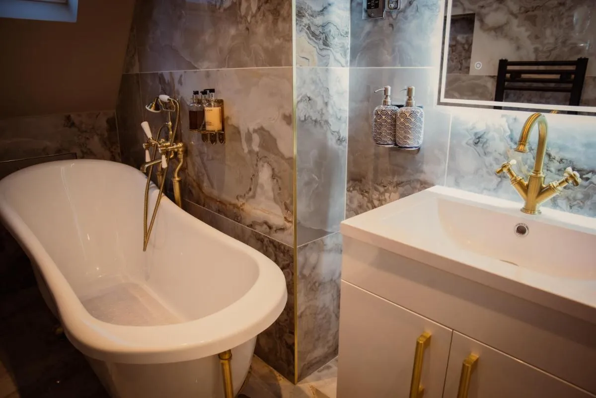 Image 3 of Loft Room with King Size Bed with En Suite Bath