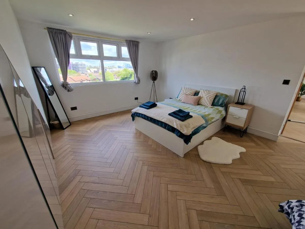 Image 3 of Loft apartment with skyline views of Canary Wharf