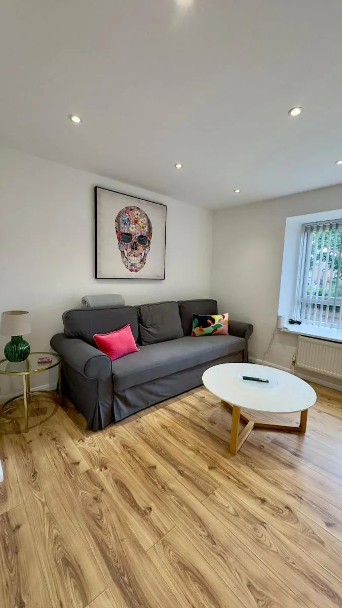 Image 4 of London Apartment with Three Bedrooms and Parking