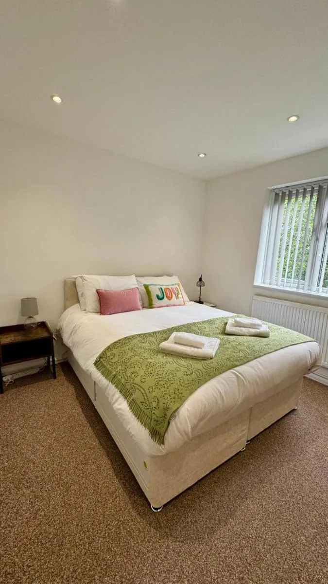 Image 5 of London Apartment with Three Bedrooms and Parking