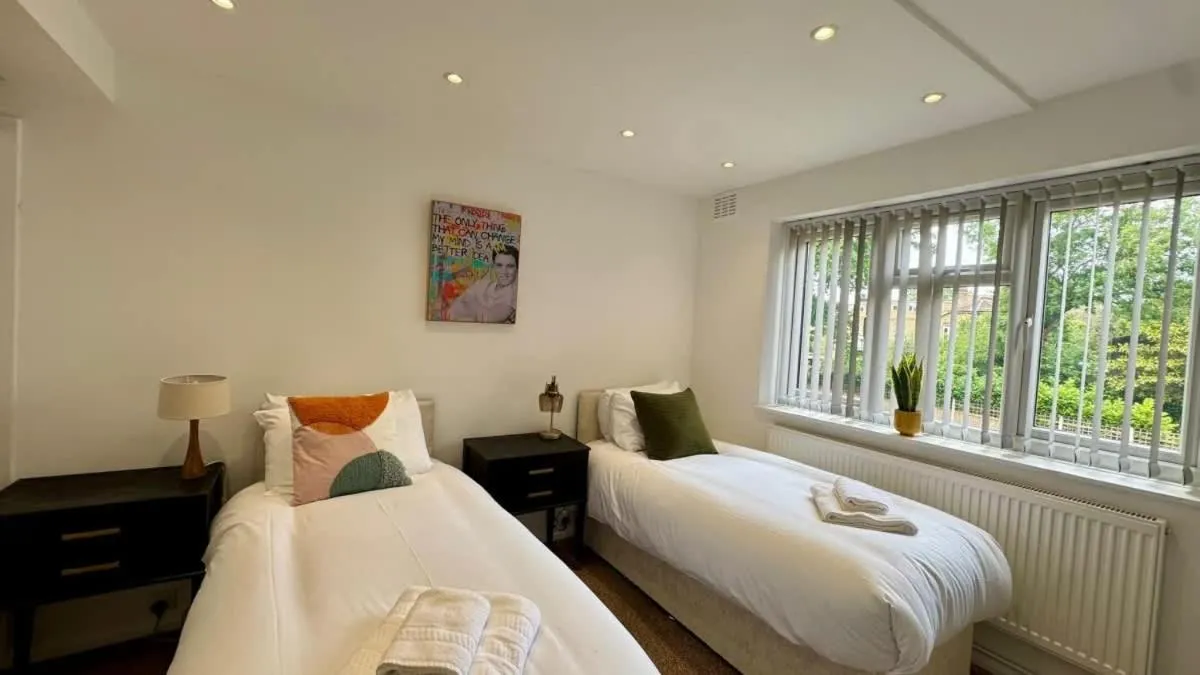 Image 3 of London Apartment with Three Bedrooms and Parking
