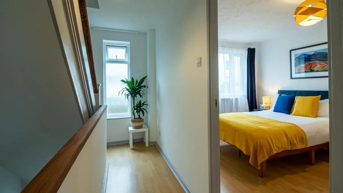 Image 2 of London Bridge 3 Bedroom House with reception room, office and private garden