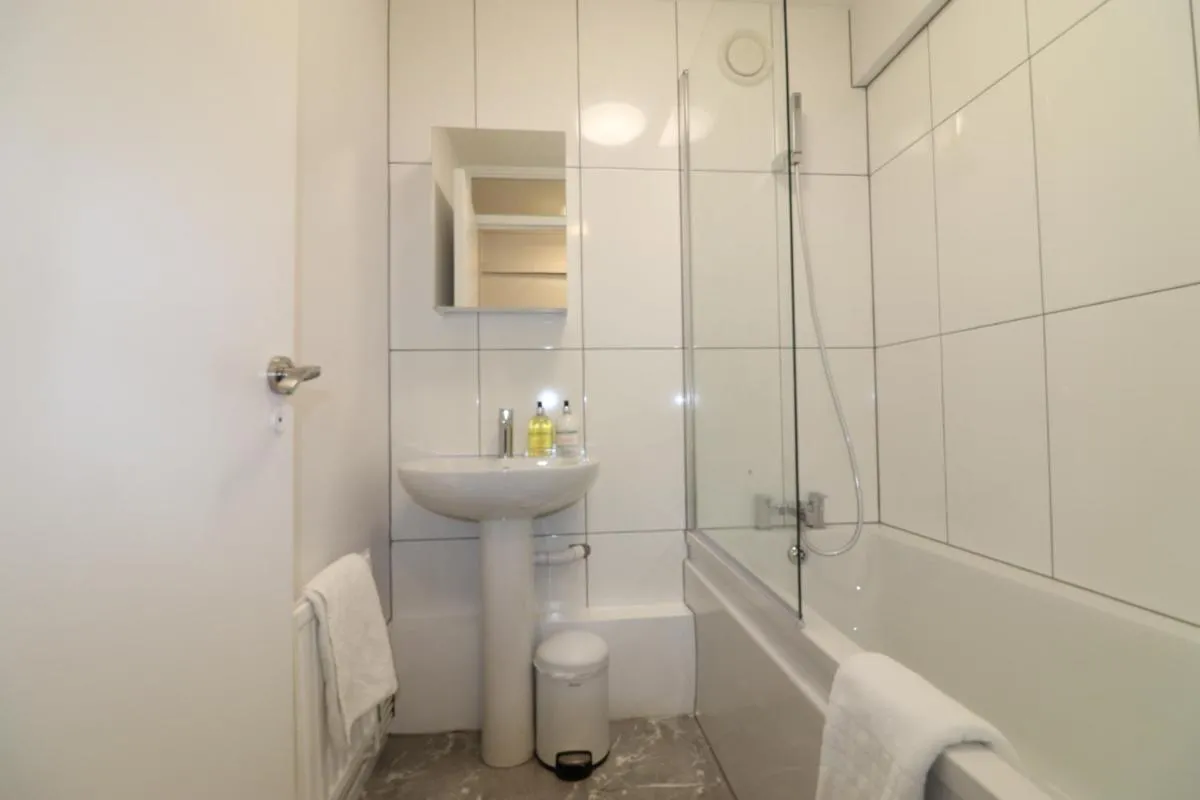 Image 3 of London Central Modern Apartment Charlton