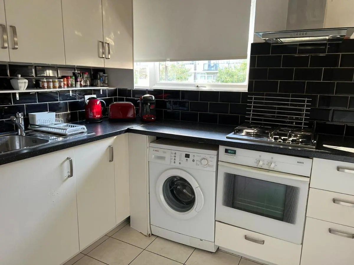 Image 3 of London City Apartment