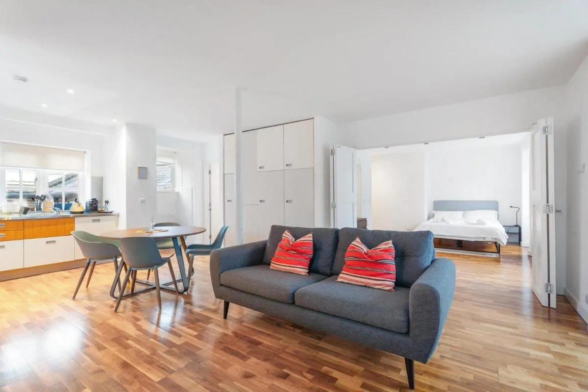 Image 3 of London City Old St Metro Luxury 1 BedRoom Free Parking Library Conversion
