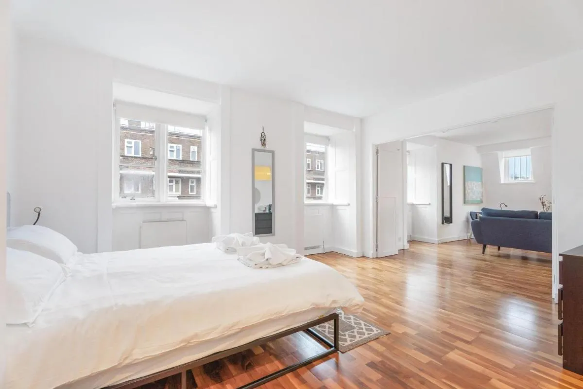 Image 2 of London City Old St Metro Luxury 1 BedRoom Free Parking Library Conversion