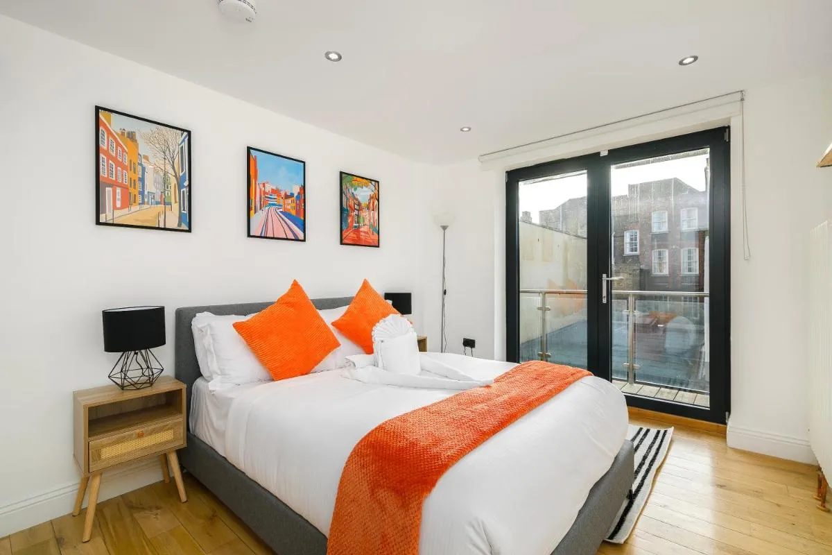 Image 2 of London City Shoreditch Hoxton Modern 2Bedroom 2 Bathroom with Balcony Sleeps 6