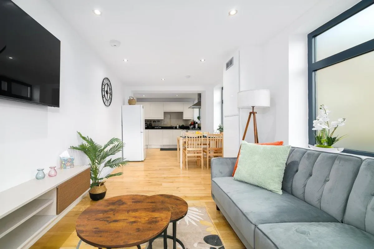 Image 4 of London City Shoreditch Hoxton Modern 2Bedroom 2 Bathroom with Balcony Sleeps 6