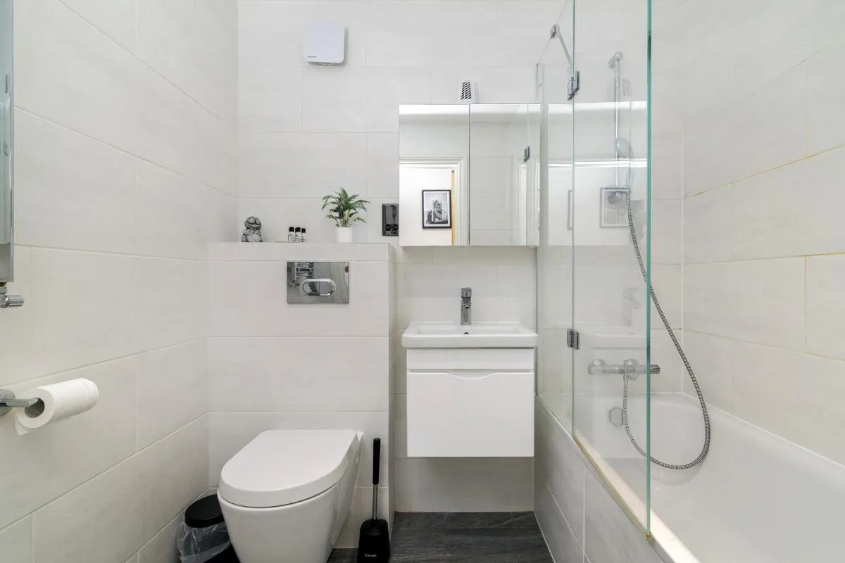 Image 3 of London City Shoreditch Hoxton Modern 2Bedroom 2 Bathroom with Balcony Sleeps 6