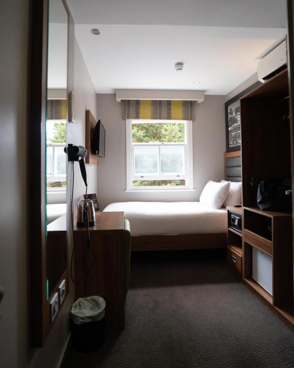 Image 4 of London Court Hotel