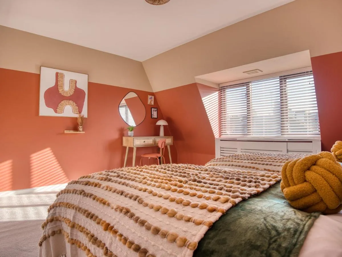 Image 3 of London Fulham – hot tub, parking, games & cinema room
