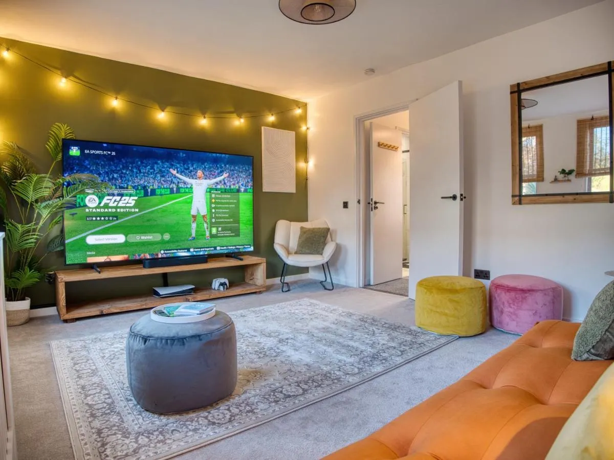Image 5 of London Fulham – hot tub, parking, games & cinema room