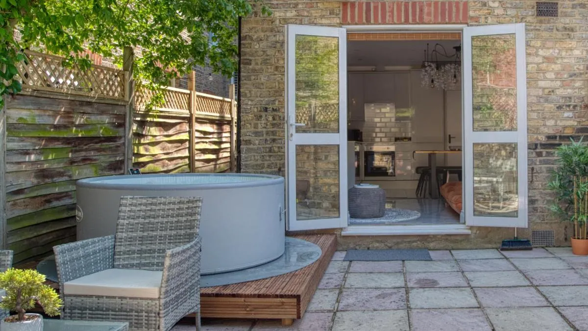 Image 3 of London Hammersmith – hot tub, cinema & gaming room