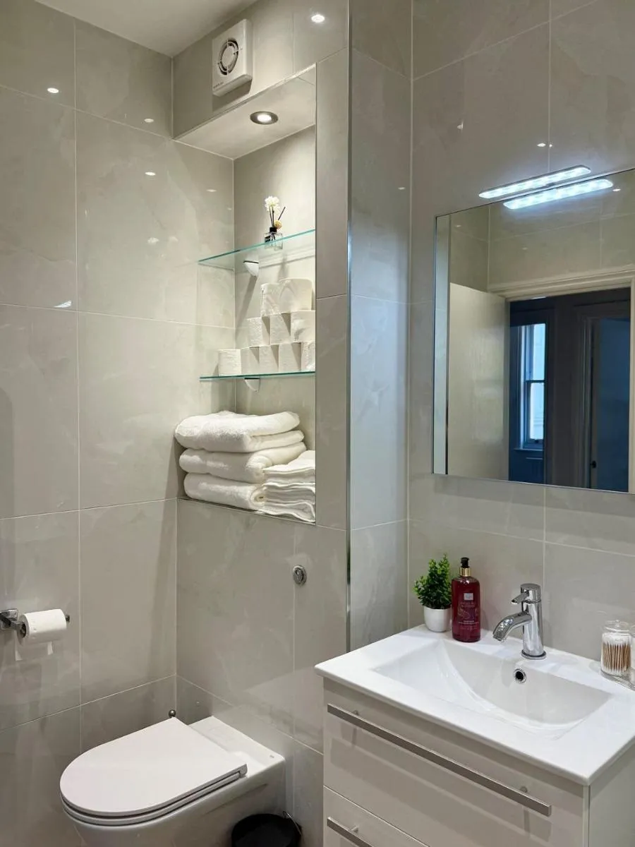Image 4 of London Luxe Escape