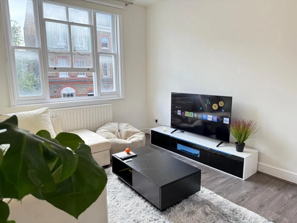 Image 3 of London Luxe Escape