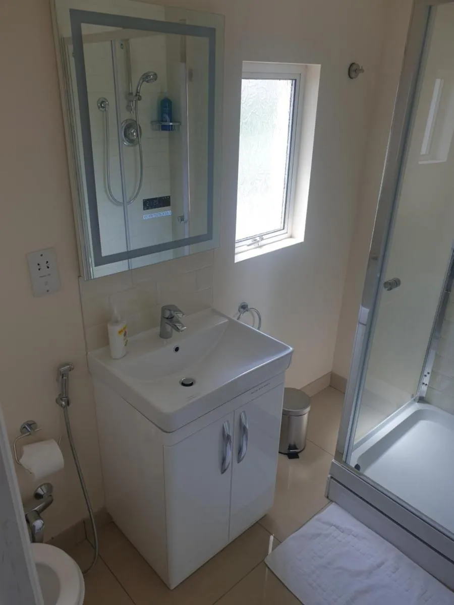 Image 3 of London Luxury 2 Bedroom Flat 5min walk from Overground, with FREE WIFI, FREE PARKING-Sleeps x6