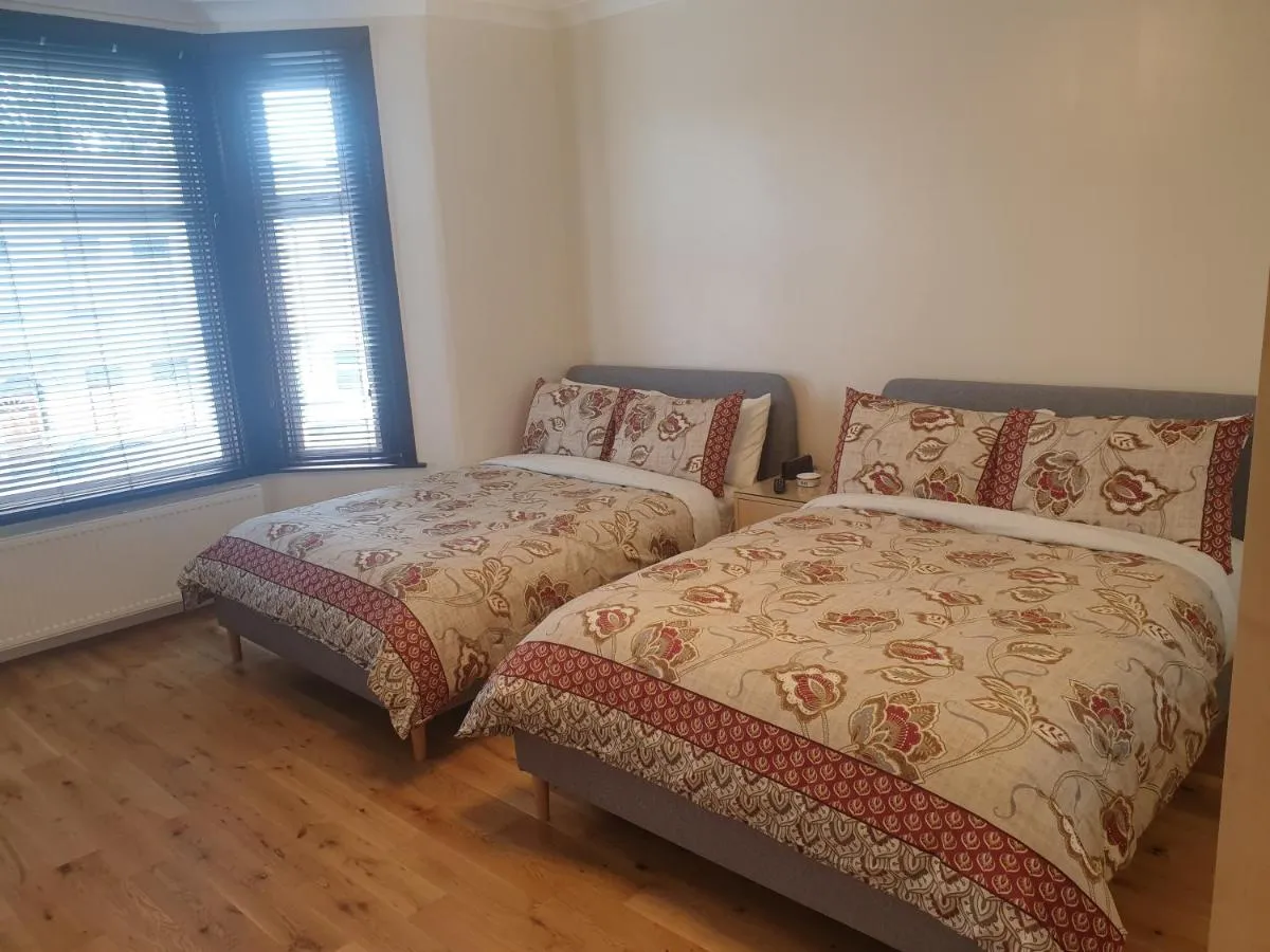Image 2 of London Luxury 2 Bedroom Flat 5min walk from Overground, with FREE WIFI, FREE PARKING-Sleeps x6